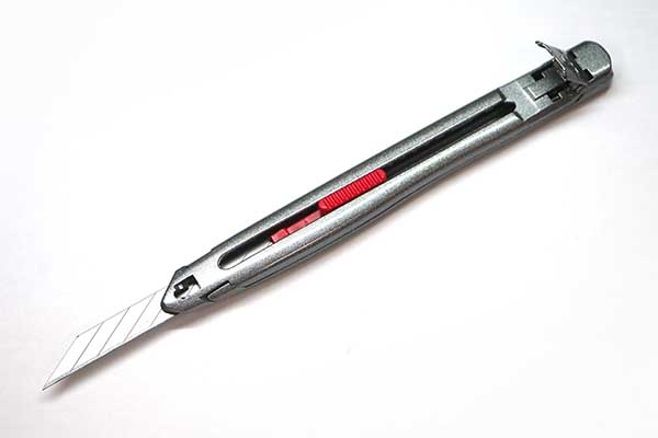 540円 高級ブランド カッターナイフ 完全刃ブレ防止機能付 デザインカッター 1本 30°刃 替刃３枚付 グランツ GZ-GB